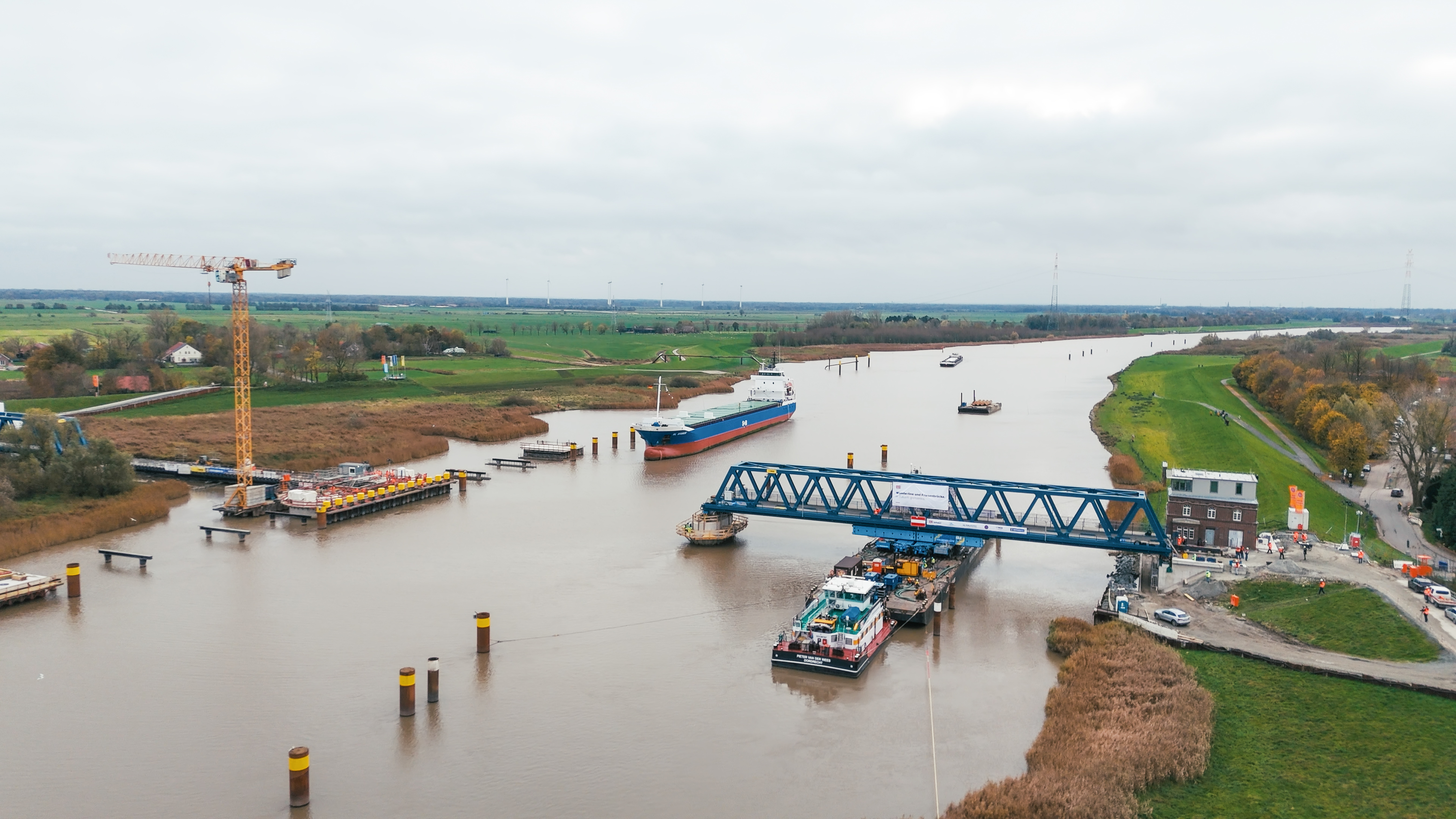 Het tweede brugdeel van de Friesenbrücke wordt geplaatst via een drijvend platform.